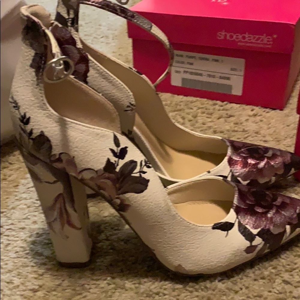 Gorgeous Floral pumps